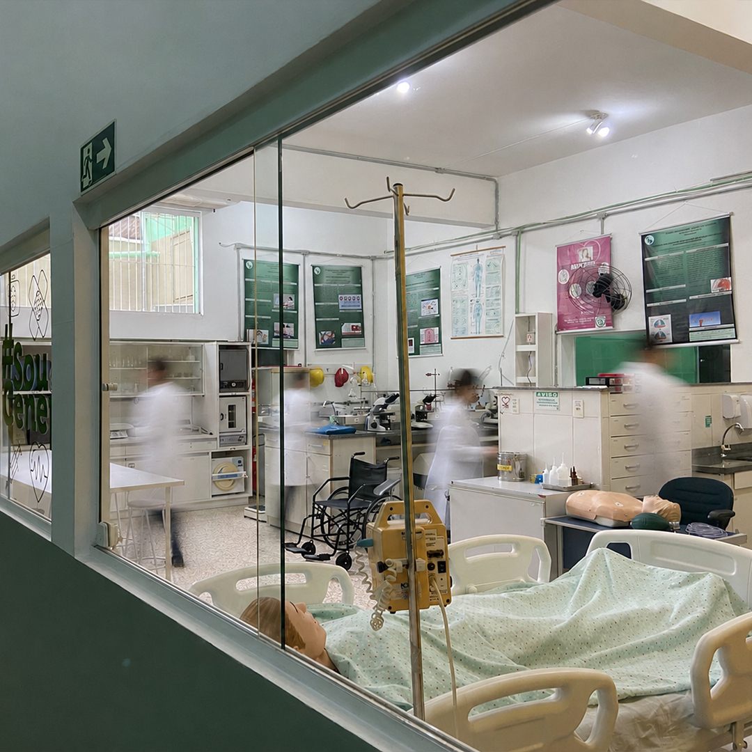 Estrutura e laboratórios da CENEP com alunos em aula prática